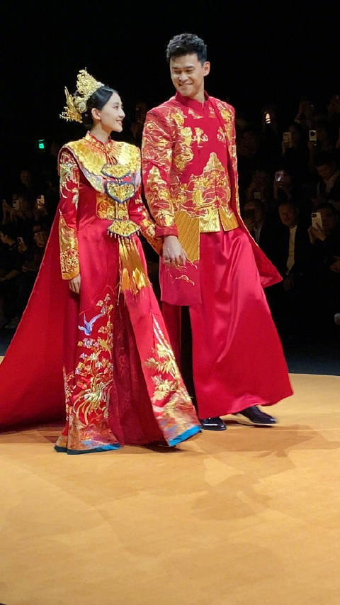 夫妻合体为天玺大秀压轴走秀红金两色的宋锦嫁衣