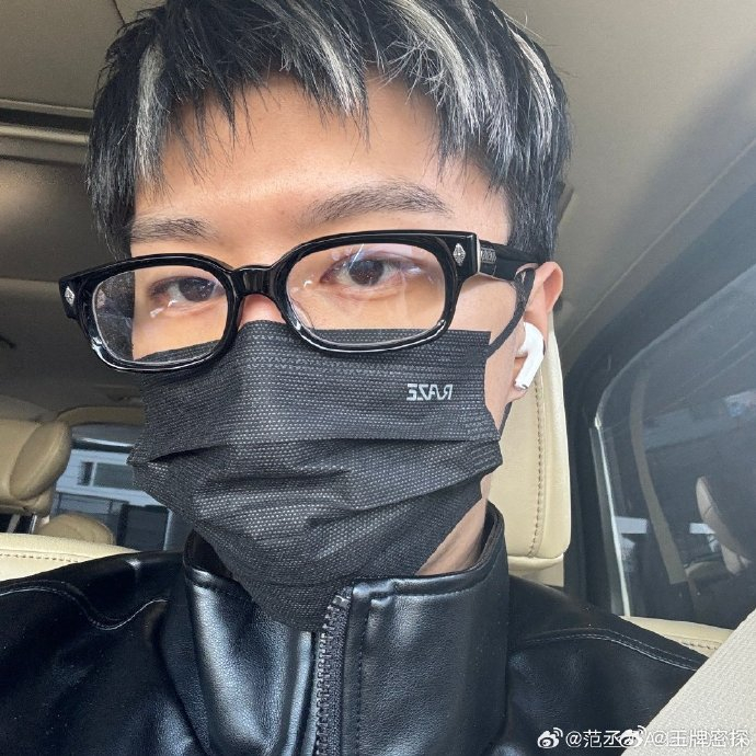 范丞丞今日份素颜更新96对镜比耶有被帅到喔|范丞丞_新浪新闻