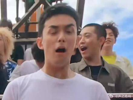 吴磊拍戏现场坐摇摇车叫声真的很发啊最后都拿出了塑料袋