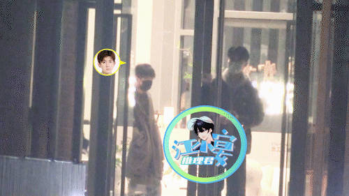 江小宴给王源的配文:明星找助理别找身高太高的…|王源_新浪新闻