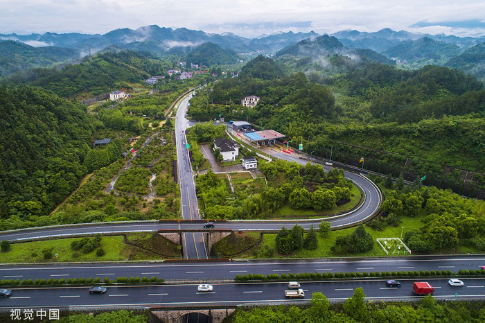 遇到青溪站排队缓行,可以选择千岛湖站下高速;选择淳开线附近景点,如