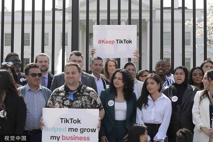 3月14日，美国华盛顿特区，TikTok的创作者们从美国国会大厦游行到白宫，要求保留TikTok/视觉中国