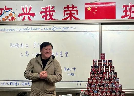 2024年元旦,山西省晋城一中校长张建国因同事生病,给高三某班级做代