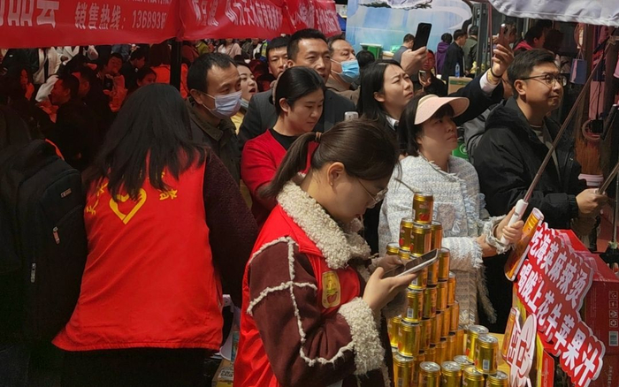 天水市市场监管部门派专人进驻“网红”麻辣烫店。受访者供图