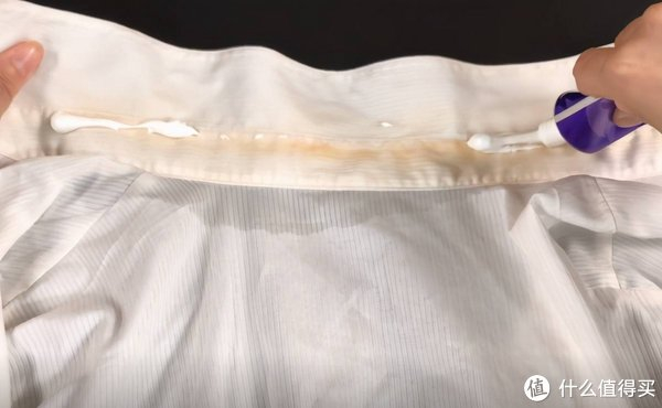 白衣服发黄,显脏怎么办?做了20年保姆的阿姨教你一招,干净如新