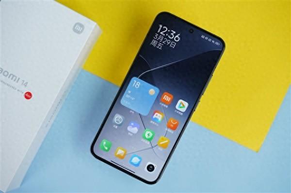 性能方面,小米14标配第三代骁龙8处理器,并且配备lpddr5x 8533mbps