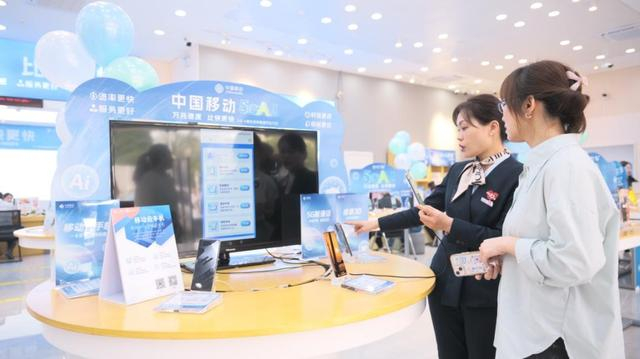 在柳州潭中营业厅，工作人员向客户介绍云手机 刘敏/摄