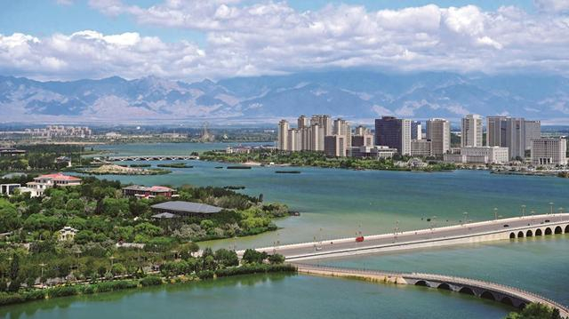 黄河缓缓流淌,宛若柔软的绸带镶嵌在银川平原(2023年7月15日摄).