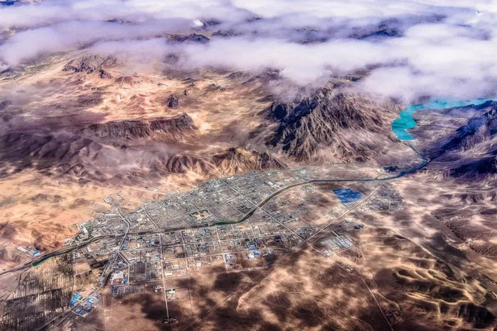 一列列高山,极高山在这里交会,从南至北,喜马拉雅山脉,冈底斯山脉,喀