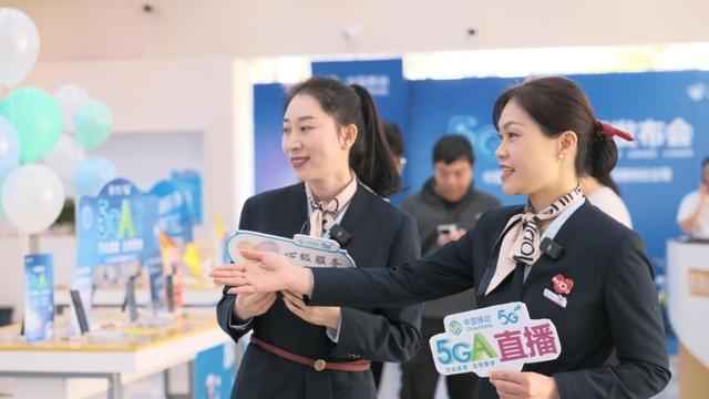 广西移动工作人员用5G-A网络进行高清直播 刘敏/摄