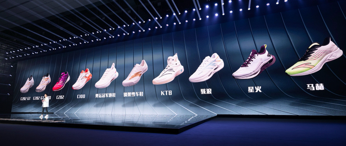 同时,在"大众定位,专业突破,品牌向上"策略下,安踏品牌还能通过安踏