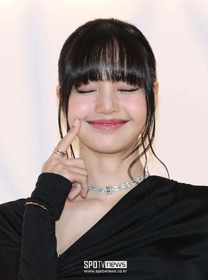 重新安上铁刘海的lisa,为什么总显得油乎乎的?