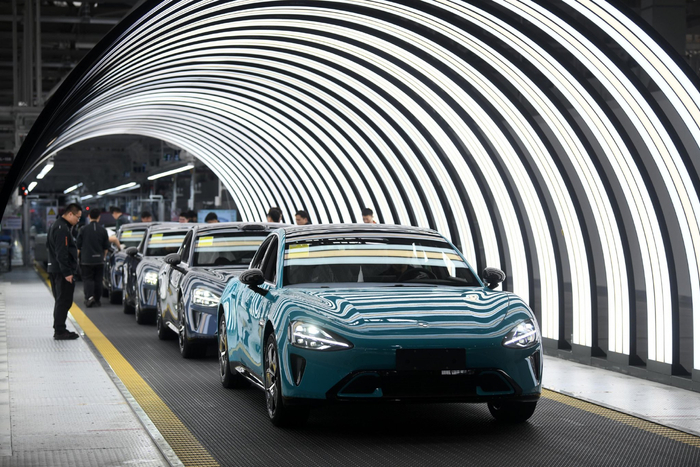 记者走进小米汽车工厂,探秘su7诞生|机器人|小米|工厂_新浪新闻