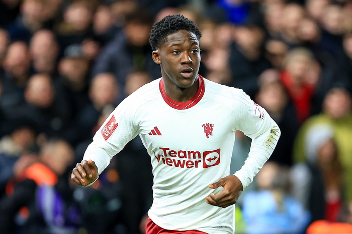 内维尔:梅努在被多库过掉后又抢回球权 他让我回想起哈格里夫斯