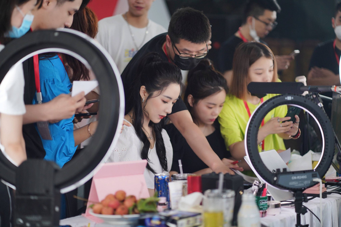 在一封私信里,找到了薇娅被女性消费者"偏爱"的秘密|直播间|私信|女性