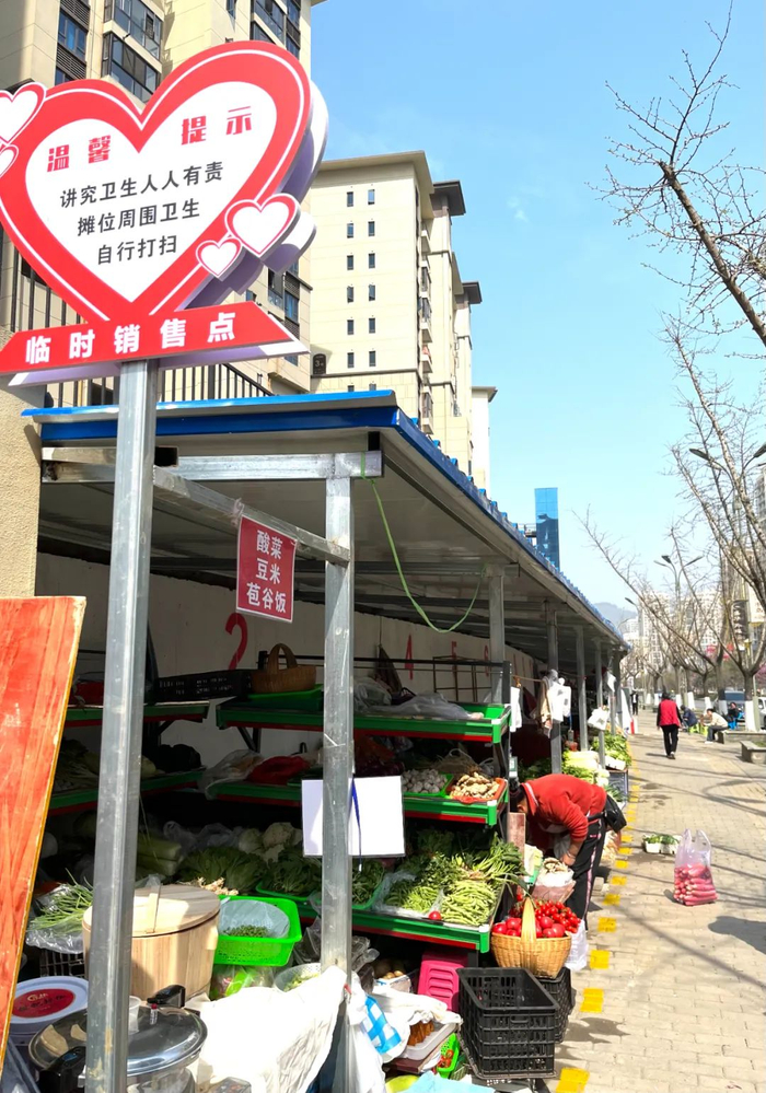 三板桥街道市第二人民医院"便民临时售卖点"买东西更方便摆摊更规范