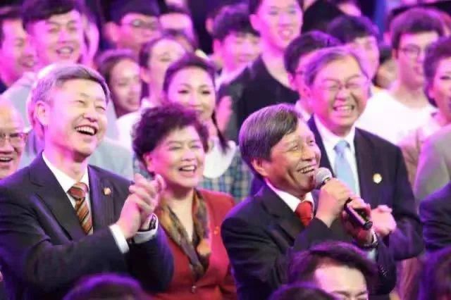 履新福耀科技大学校长前他是网红更是学生眼中的小宝校长