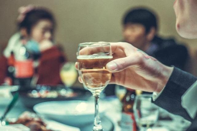 现实就是你荣耀的时候,身边根本不缺酒肉朋友,一旦你落魄了|友谊_新浪