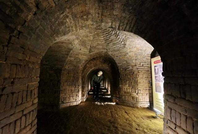 3月27日，游客在位于雄安新区雄县的宋辽边关地道内游览。新华每日电讯记者 牟宇 摄