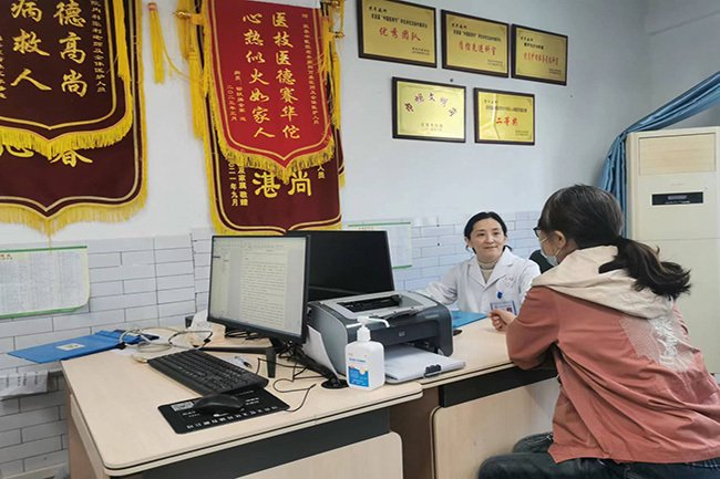 虞芳琳供图1997年,林宏从成都中医药大学毕业后,回到了家乡自贡荣县