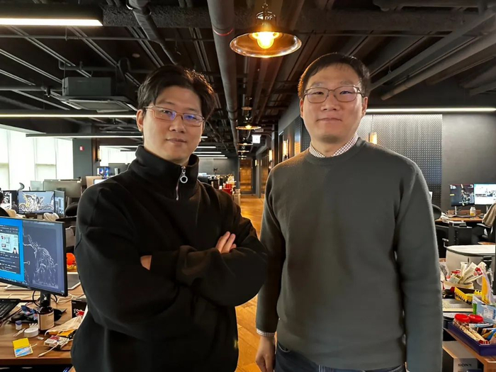 金亨泰（左）、李東沂（右）