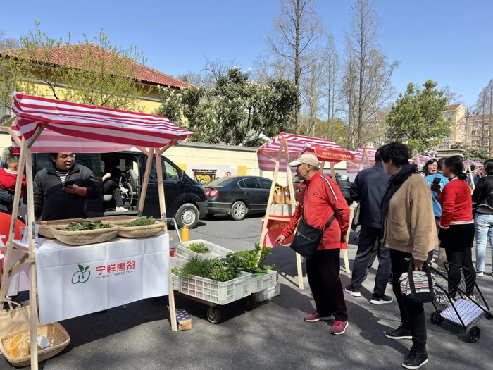 特色农产品集市搬到家门口居民赞不绝口