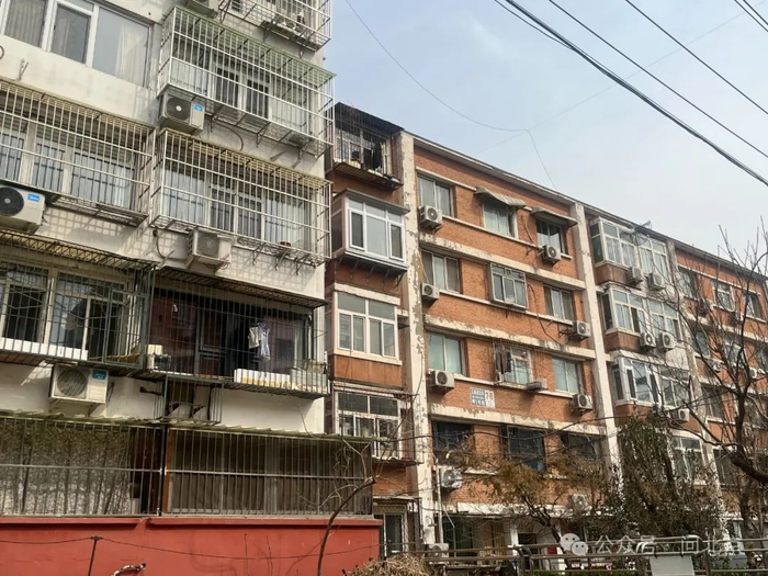 墙体不断脱落做过抗震加固但是在唐山大地震后