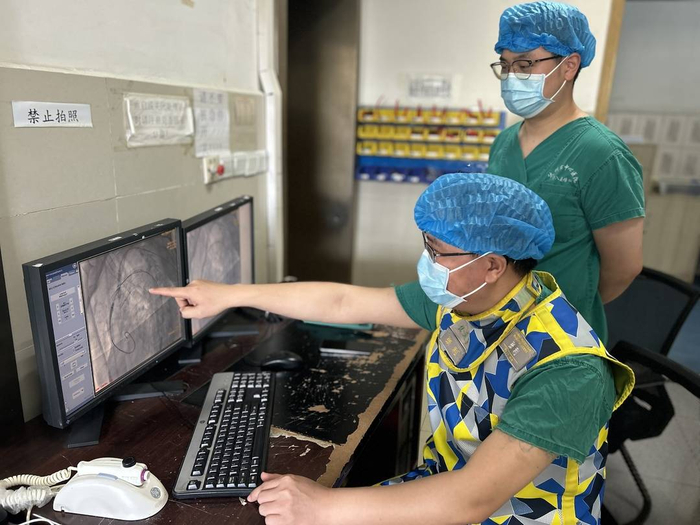 张利为了更好学习专业提前结婚生娃20余年深耕终成大咖名医风采秀①