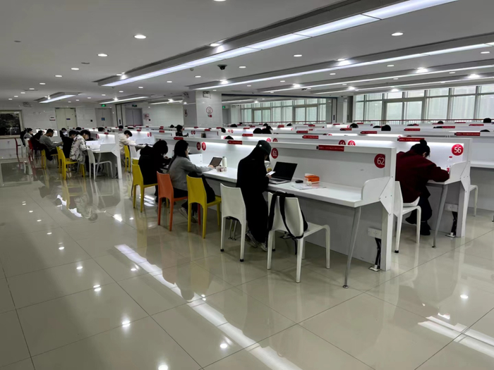 佛山市图书馆读者自习室。陈聪摄