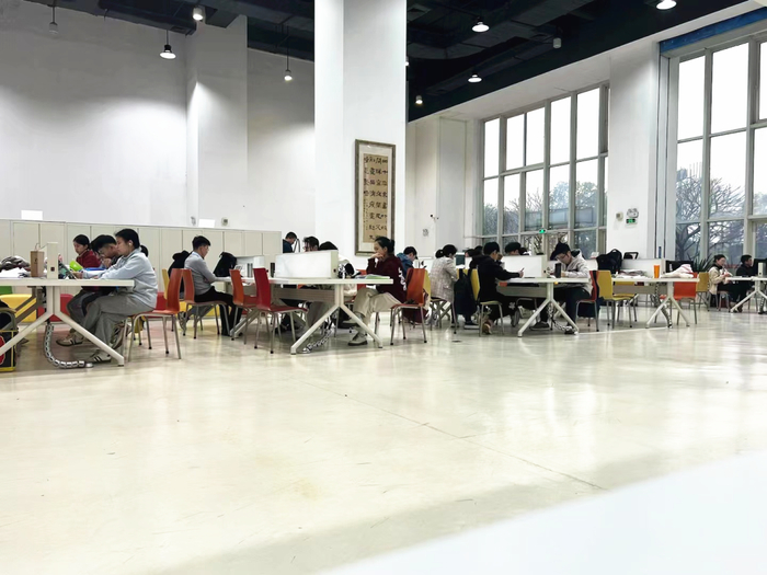 佛山市图书馆报刊天地。陈聪摄