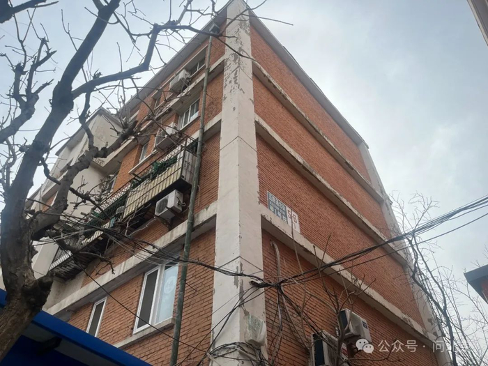 墙体不断脱落做过抗震加固但是在唐山大地震后