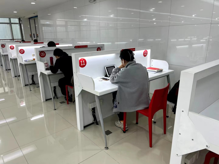 王华欣（右一）正全力以赴备战第二天的省考。陈聪摄