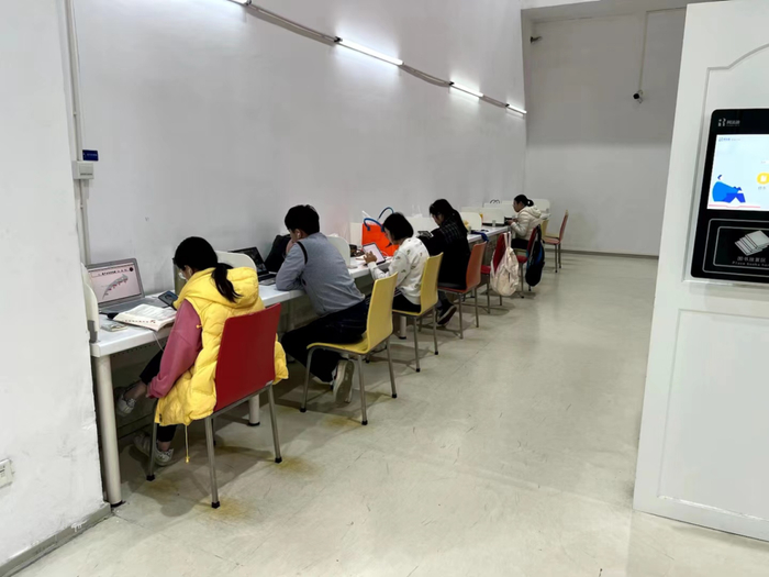 正在刷网课的刘芳。（左一）陈聪摄