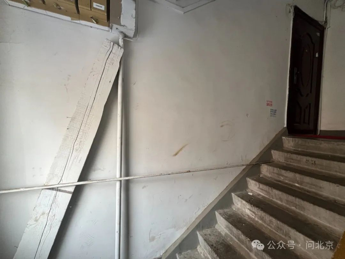 墙体不断脱落做过抗震加固但是在唐山大地震后