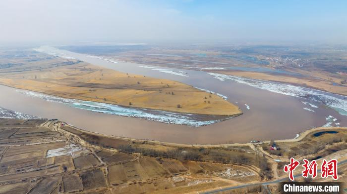 航拍黄河"文开河":山川大河 冰凌漂过