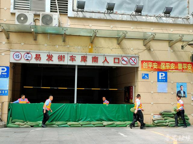 演练过程本次演练模拟区气象部门发布暴雨预警信号,因强降雨造成地下
