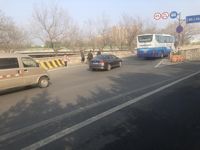 899路西关环岛公交站台要"搬家"了|西关|环岛|站台_新浪新闻