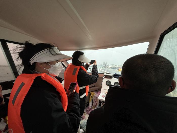 3月27日，山东海阳
	，李家姐妹带着律师出海，向他介绍案件背景
。新京报记者 汪畅 摄