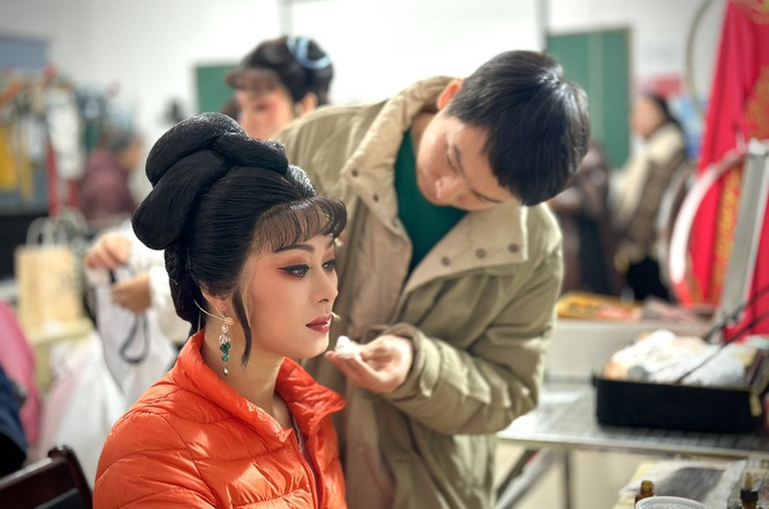 1月10号,嵊州越剧团演员倪锦锦在嵊州市剡湖街道沙园村《金殿认子》