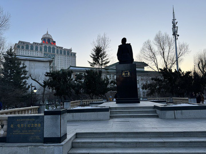 哈尔滨市一曼公园内的赵一曼塑像.