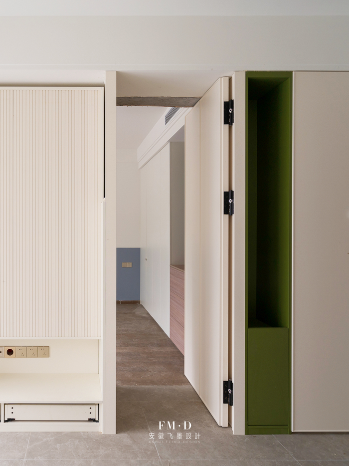 1,视觉效果更好隐形门的设计可以保持一整面背景墙的整体性,让空间