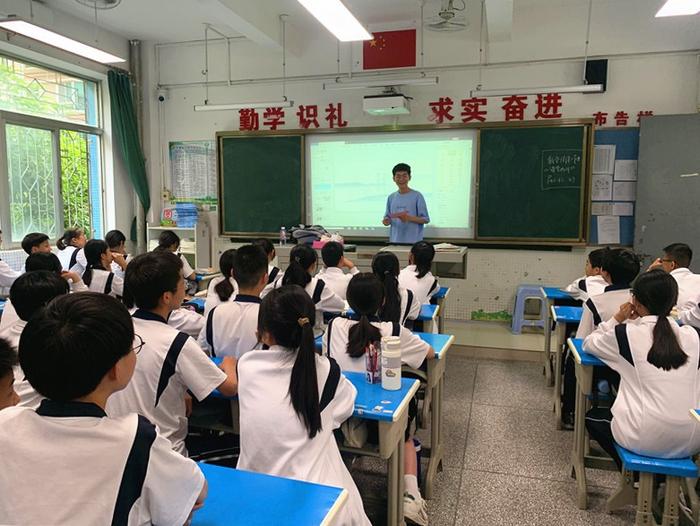 汕头龙湖区启动中小学生法治教育宣传活动…