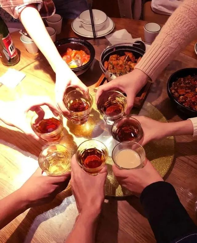 女子郭某为发泄情绪,联系赵某一起喝酒并在朋友圈发布消息寻找一起