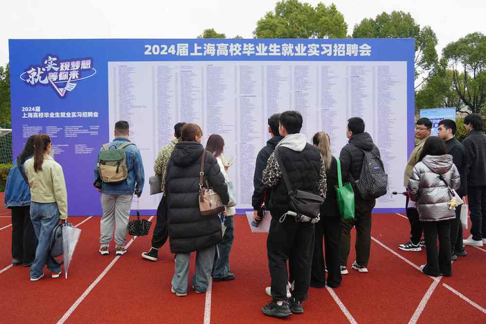 上海磐石保险代理有限公司资深区域经理韩佳栋站在过道