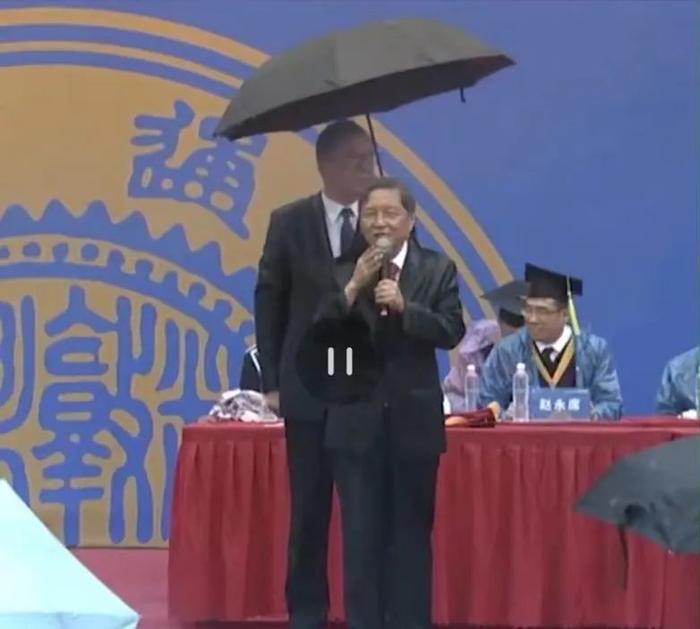 履新福耀科技大学校长前,他是"网红",更是学生眼中的"小宝校长"__财经