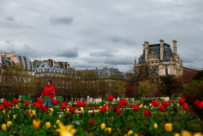 巴黎民众漫步杜乐丽花园