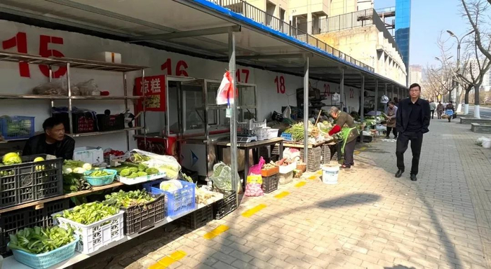 三板桥街道市第二人民医院"便民临时售卖点"买东西更方便摆摊更规范