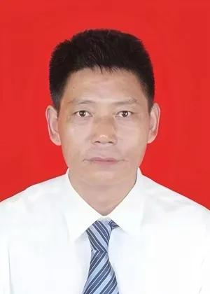 熊新华,男,1968年8月生,中共党员,南昌县幽兰镇田坪村党支部书记,红白