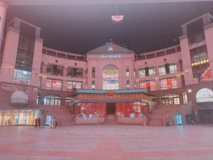 2月24日（正月十五），世贸天阶的广场上空空荡荡。摄影/王文彤