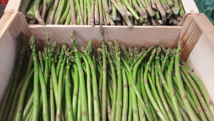 这还算低的,在一些商店,芦笋甚至会以29欧元每公斤的价格出售……然而